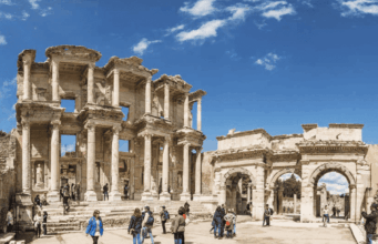 Efes Antik Kenti Gezi Rehberi: Tarihin Kalbinde Unutulmaz Bir Yolculuk Efes Antik Kenti