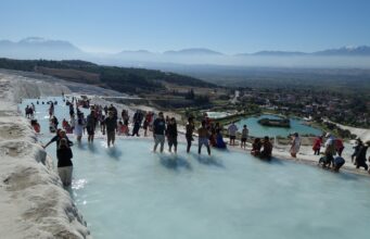Pamukkale ve Hierapolis Antik Kenti Gezi Rehberi (Denizli): UNESCO Mirası Beyaz Cenneti Keşfedin Pamukkale
