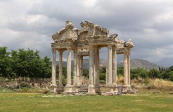 Afrodisias Antik Kenti Gezi Rehberi: Aşk ve Güzellik Tanrıçası Aphrodite’in Şehri Karacasu’yu Keşfedin (UNESCO)